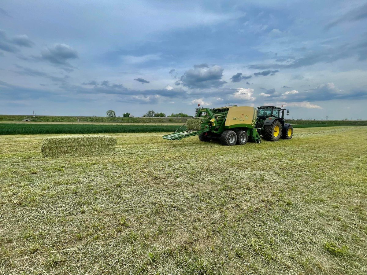 KroneFrance's tweet photo. 📸 La BiG Pack 1270 de l’ ETA Éric Schwoob est partie pour la campagne 2022 ! 😀
👋 Bonne saison à eux ! 😉
#krone #thepowerofgreen #kronected #bigpack #agriculture https://t.co/WwJLylpFll