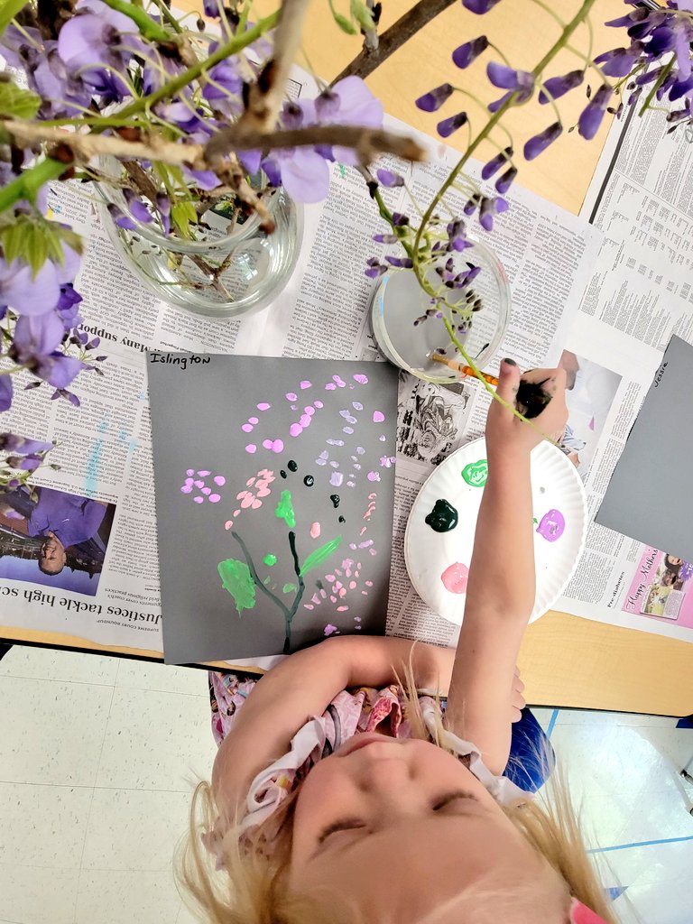 JuliaGoggi's tweet photo. Invitation to paint lilacs and wisteria. The olfactory is our oldest sense. We loved experiencing the strong florals of spring blossoms. #thirdteacher #processart #provocation #atelierista #invitationtocreate @WPSSicomac https://t.co/VR5S3SFZjP