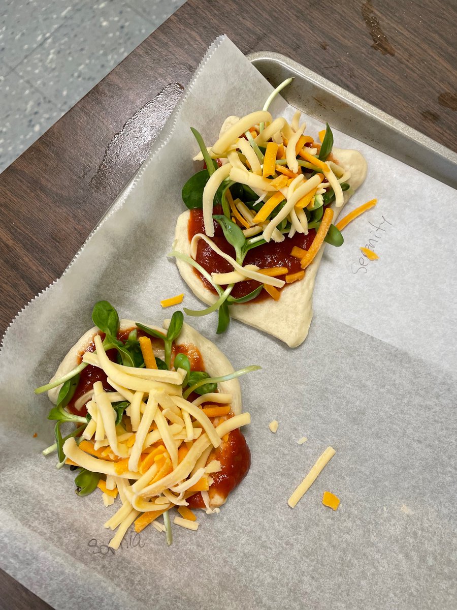 Kristenvdl1's tweet photo. Room 8 made pizza using their sunflower microgreens. It was delicious 🍕 🌱 @NutonMB @aitcmb_kira @littlegrnthumbs https://t.co/7OyD93N36E