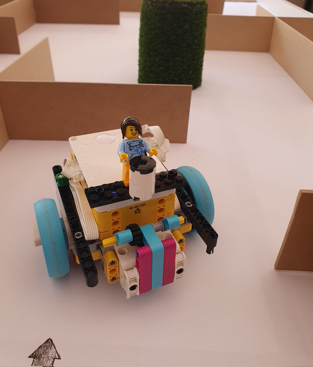 onzedisseny's tweet photo. Seguimos con la UD de #ProgrammingAndRobotics 🤖⏱️💻🏁 Nuestros #TecnoLovers de @maristaalgemesi tienen que ayudar a #Lola a encontrar la salida del laberinto. ¿Lo conseguirán? #TechnoChallenge #TheLabyrinth @LEGO_Education #SomosEducación #SomosRed https://t.co/Ez5FgUL0uJ