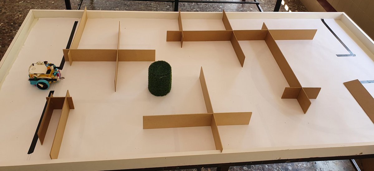 onzedisseny's tweet photo. Seguimos con la UD de #ProgrammingAndRobotics 🤖⏱️💻🏁 Nuestros #TecnoLovers de @maristaalgemesi tienen que ayudar a #Lola a encontrar la salida del laberinto. ¿Lo conseguirán? #TechnoChallenge #TheLabyrinth @LEGO_Education #SomosEducación #SomosRed https://t.co/Ez5FgUL0uJ