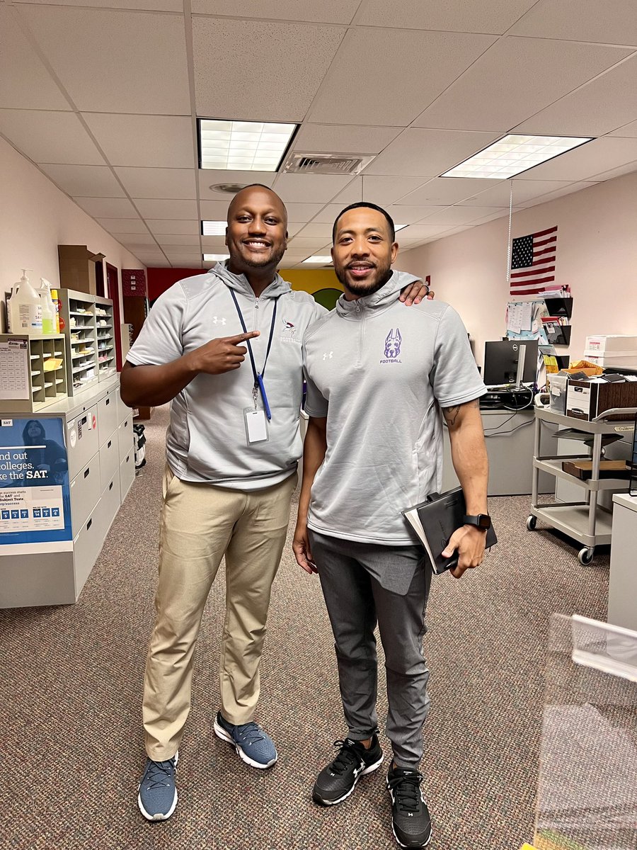 ECCRSDFootball's tweet image. Thank you to NJ Football legend and current ball coach @KashifMoore @UAlbanyFootball for coming by to recruit!!! @UnderArmour #VikingStrong #SameDrip 🟪🟨