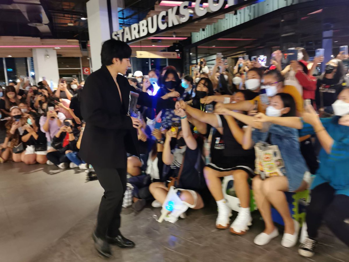 Palit_Official's tweet photo. คิมขอบคุณทุกคนมากๆ ที่มาเฝ้ารอเฮียเป็นกำลังใจให้เฮียกันนะคะ เดินทางกลับบ้านกันดีๆ น้า ดูแลตัวเองกันด้วยเน้อ

@peckpalit
#TGMA2021xPeckPalit
#TheGuitarMagAwards2021 

#เป๊กผลิตโชค
#PeckPaLitChoke https://t.co/kZRZ3bJMjE