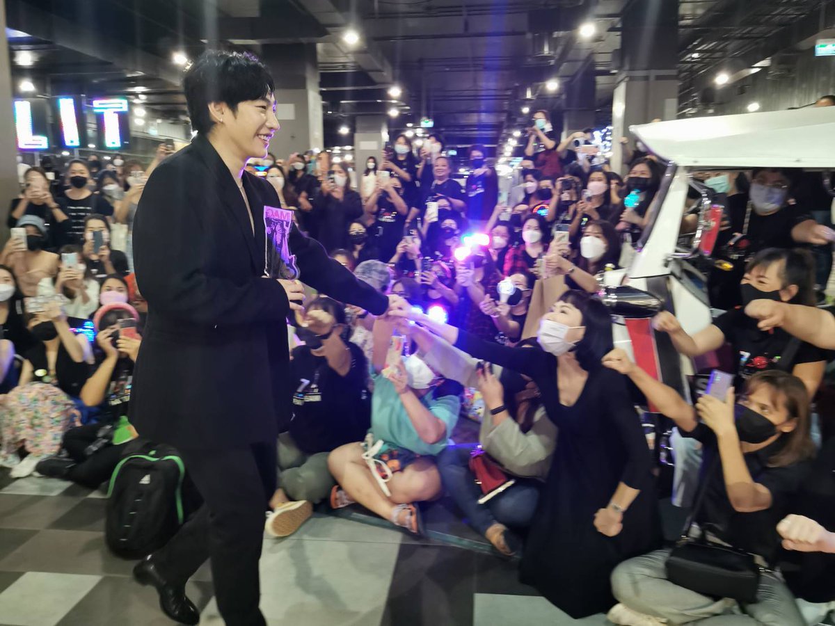 Palit_Official's tweet photo. คิมขอบคุณทุกคนมากๆ ที่มาเฝ้ารอเฮียเป็นกำลังใจให้เฮียกันนะคะ เดินทางกลับบ้านกันดีๆ น้า ดูแลตัวเองกันด้วยเน้อ

@peckpalit
#TGMA2021xPeckPalit
#TheGuitarMagAwards2021 

#เป๊กผลิตโชค
#PeckPaLitChoke https://t.co/kZRZ3bJMjE