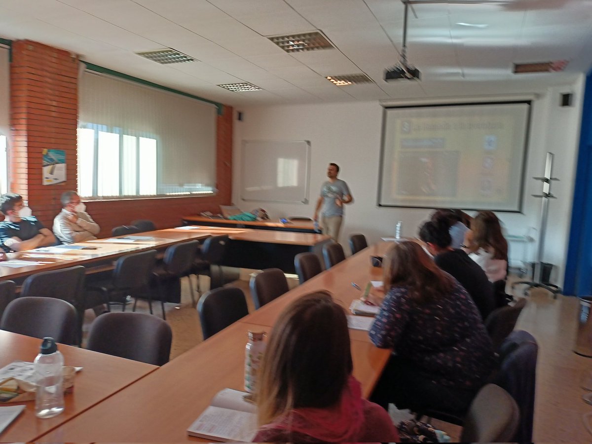 Vegas24147437's tweet photo. Esta semana tenemos la suerte de contar con la presencia de Jesús M.Cardoso @profesor_jesus en Asturias . Hoy en @cpravilesocci aprendiendo más sobre gamificación! #gamificacion #gamifica https://t.co/ef7SBuzp8F
