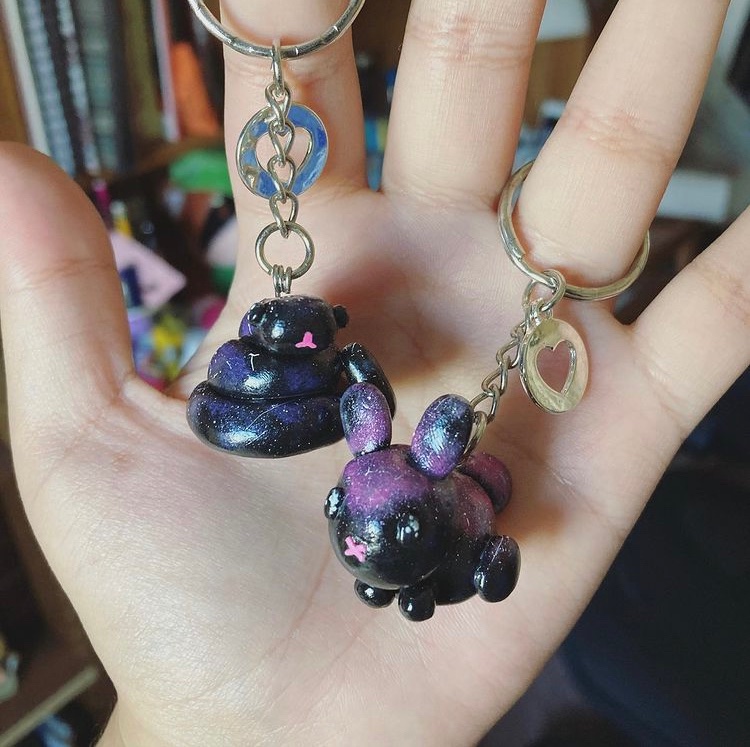 theartpotato's tweet photo. some gifts/trades done for friends! 
#clay #painting #keychain #rings #pins #claypin #paintbrushholder #commissionsopen #Commission #arttrade https://t.co/FKtb0MHCrR