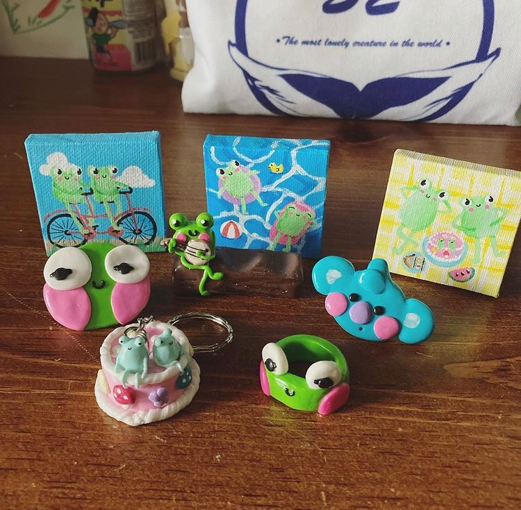 theartpotato's tweet photo. some gifts/trades done for friends! 
#clay #painting #keychain #rings #pins #claypin #paintbrushholder #commissionsopen #Commission #arttrade https://t.co/FKtb0MHCrR
