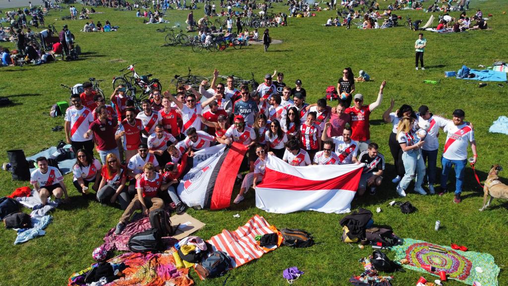 RiverLPM's tweet photo. La filial de River en Berlín organizó una juntada en tierras alemanas con más de 70 hinchas, donde hubo asado, fútbol, truco, y pura diversión en familia. Por algo somos gigantes en todo el mundo.

¡Felicitaciones por la movida! ⚪🔴⚪ https://t.co/Q6wkzEpG1N
