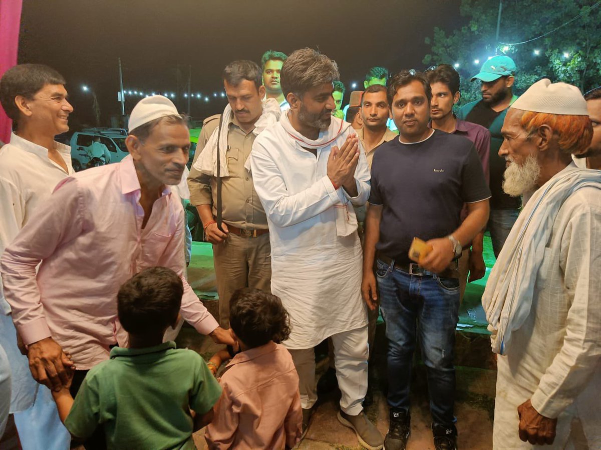 atulpradhansp's tweet photo. क़स्बा #फलावदा में ईद मिलन कार्यक्रम में शामिल हुए उससे पूर्व नैडू में वैवाहिक कार्यक्रम में शामिल हुए ! https://t.co/gbg8RpBTUm