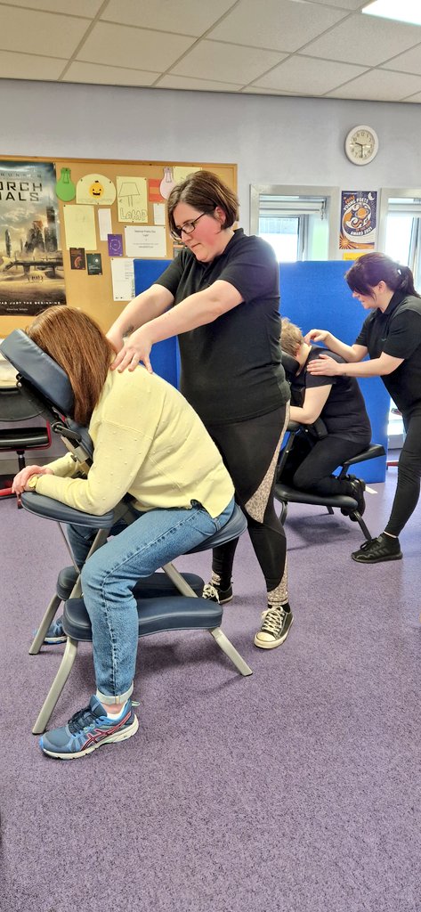 NatalieFARE's tweet image. Treats for our @smithycroft282 parents/carers working towards their SCQF Mental Health Essentials. Lovely ladies @thewellbeing_hub based in Rogart St, Bridgeton came &amp;amp; gave mini treatments today after our learning. Massive thank you! @FARE_Scotland #MentalHealthAwarenessWeek