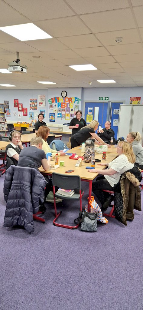 NatalieFARE's tweet image. Treats for our @smithycroft282 parents/carers working towards their SCQF Mental Health Essentials. Lovely ladies @thewellbeing_hub based in Rogart St, Bridgeton came &amp;amp; gave mini treatments today after our learning. Massive thank you! @FARE_Scotland #MentalHealthAwarenessWeek