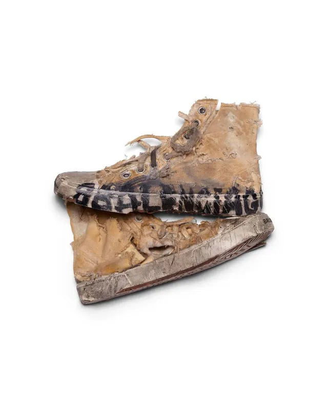 YouAreMyBezoar's tweet photo. Balenciaga lanzó sus nuevas zapatillas Paris que *obviamente* se volvieron virales por su extremado desgaste. Esas fotos son parte de la campaña que quiere comunicar que "las zapatillas son para toda la vida" 
Pero la zapatilla que venden NO es la de las fotos virales. https://t.co/wvG0NUPRVQ