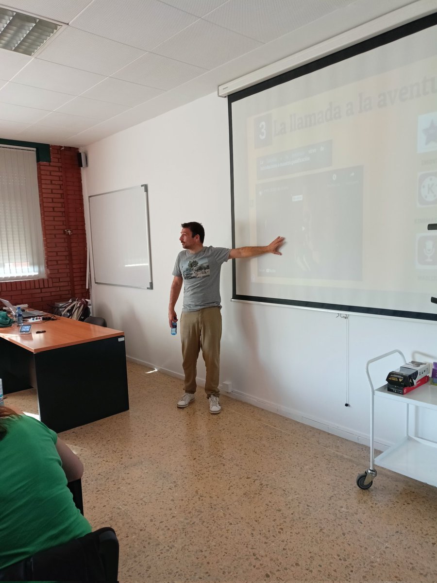 Vegas24147437's tweet photo. Esta semana tenemos la suerte de contar con la presencia de Jesús M.Cardoso @profesor_jesus en Asturias . Hoy en @cpravilesocci aprendiendo más sobre gamificación! #gamificacion #gamifica https://t.co/ef7SBuzp8F