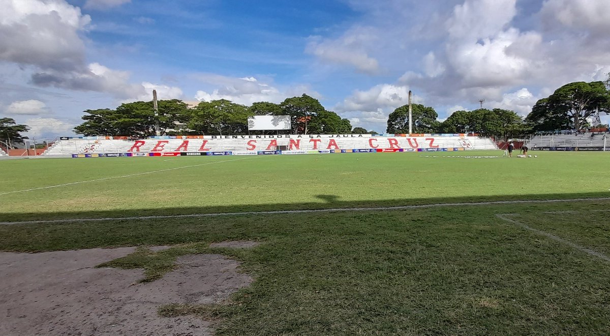 #SPORT | El plantel de Real Santa Cruz entró en paro ayer, hoy tampoco entrenó. Exigen pago de salarios, en algunos casos no cobran hace 8 meses.