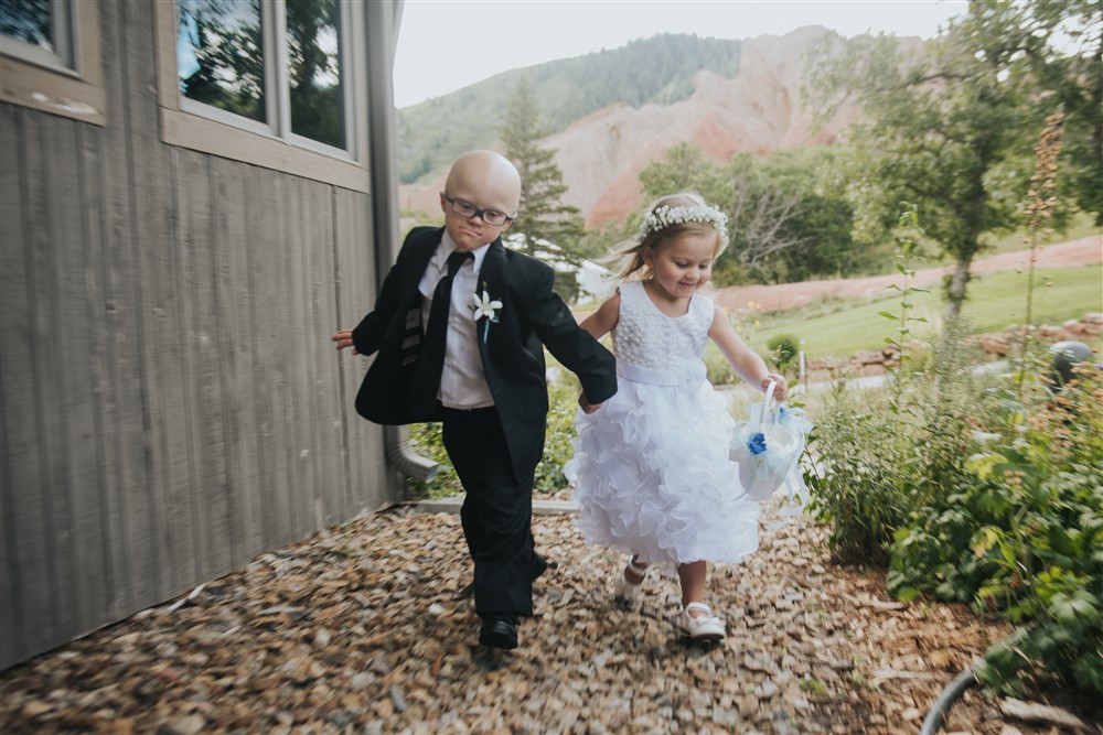 Love these smiles! 😍 So carefree and happy. Weddings put a smile on everyone's face. #FlowerGirl #RingBearer
📸 #ElevatePhotography
🌸 #AbloomFlowers
📍#ArrowheadGolfClub