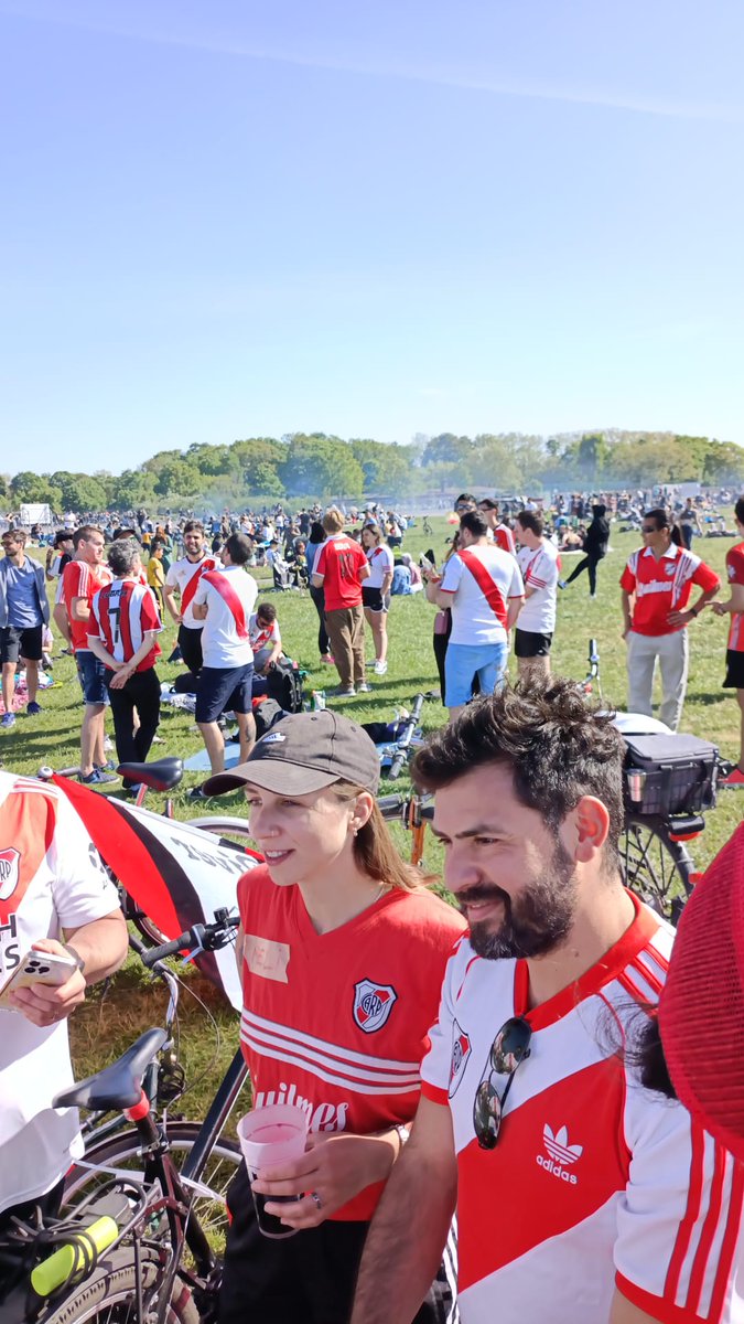 RiverLPM's tweet photo. La filial de River en Berlín organizó una juntada en tierras alemanas con más de 70 hinchas, donde hubo asado, fútbol, truco, y pura diversión en familia. Por algo somos gigantes en todo el mundo.

¡Felicitaciones por la movida! ⚪🔴⚪ https://t.co/Q6wkzEpG1N