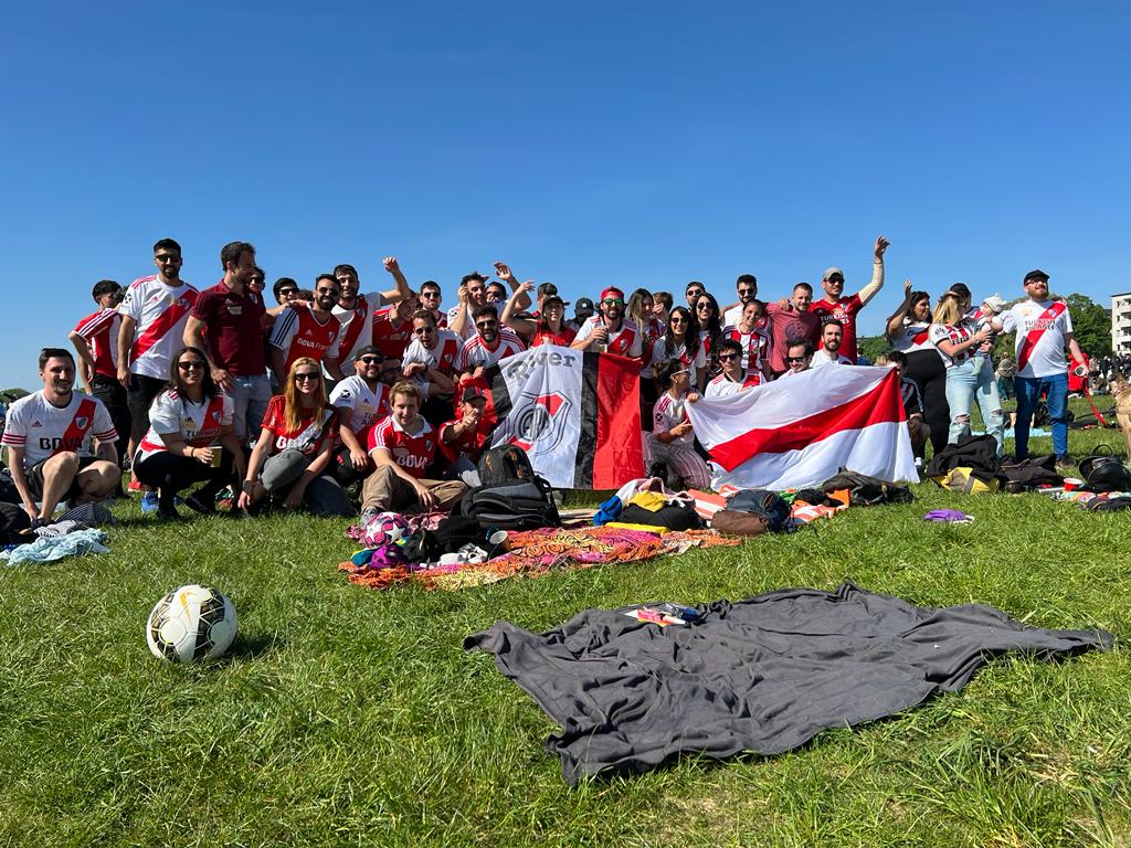 RiverLPM's tweet photo. La filial de River en Berlín organizó una juntada en tierras alemanas con más de 70 hinchas, donde hubo asado, fútbol, truco, y pura diversión en familia. Por algo somos gigantes en todo el mundo.

¡Felicitaciones por la movida! ⚪🔴⚪ https://t.co/Q6wkzEpG1N