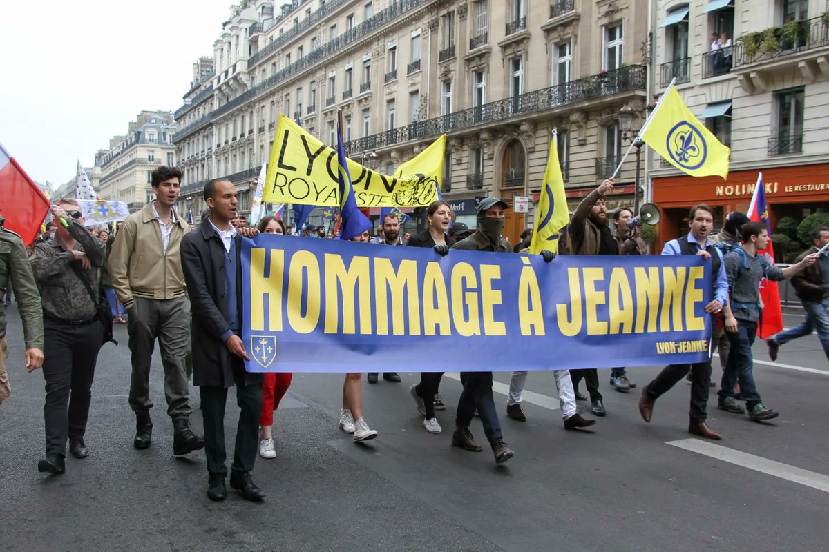 actionfrancaise's tweet photo. ⚜️ HOMMAGE À JEANNE D'ARC ⚜️

Comme chaque deuxième dimanche de mai depuis 1920, l'Action française célèbre Sainte Jeanne d'Arc. Chaque fois nous sommes plus nombreux, et cette fois nous étions 700.

#Jeannedarc #Jeanne2022 #8mai2022 https://t.co/6v1zqC3E7S