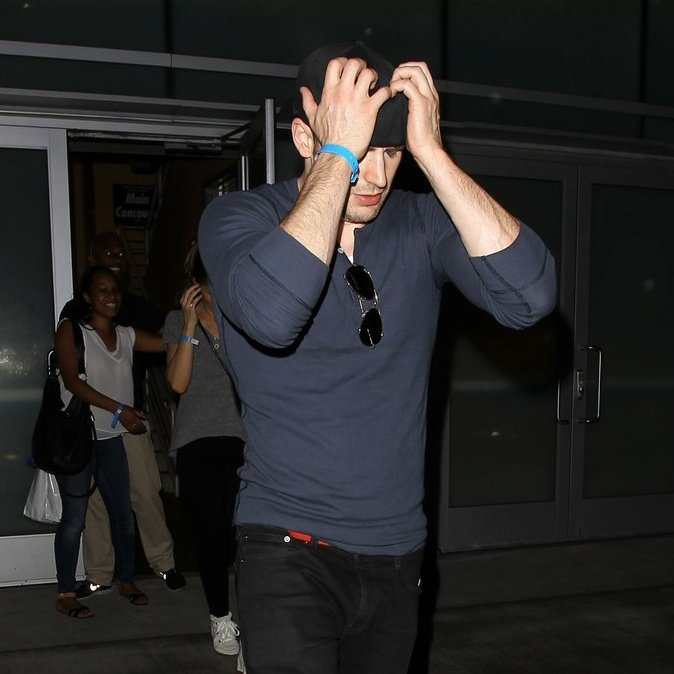 cevanshourly's tweet photo. chris evans leaving beyoncé's mrs. carter world tour concert, 2013 https://t.co/RCzEcrakYl