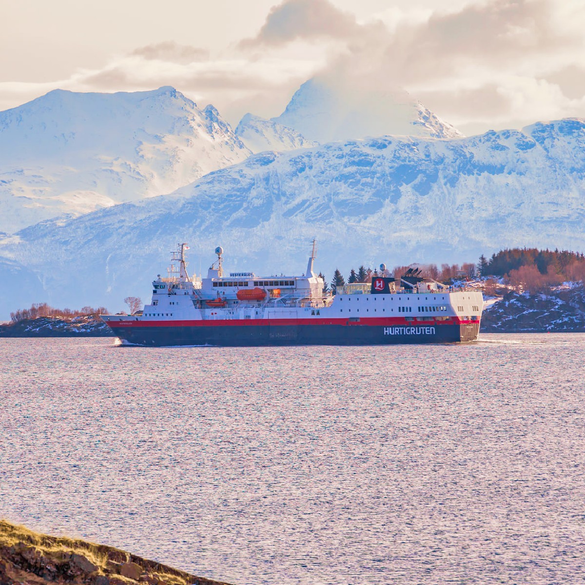 MS Vesterålen leaving Harstad bright and early in the morning - where the mountains are still covered in snow and the sun rises before 5 am 🔆
