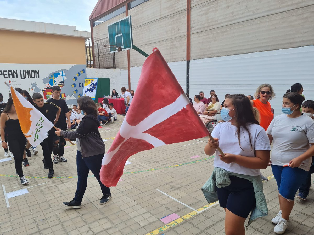 GranCanariaJven's tweet photo. ✨La Consejera de Educación y Juventud @OlaiaMR estuvo hoy de visita en el IES SIMÓN PÉREZ en el marco de la II EUROPE WEEK. 

🇪🇺En esta semana el alumnado ha conocido sobre las oportunidades que les ofrece Europa a través de charlas y actividades. https://t.co/NYGMazsiKr