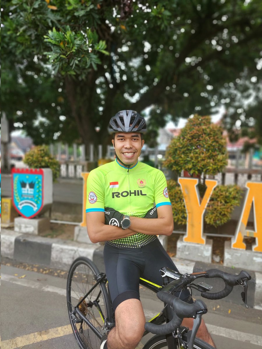 Orang yang sama,, pose yang sama, sepeda yang sama, dengan jersey yang berbeda. #cyclinglife