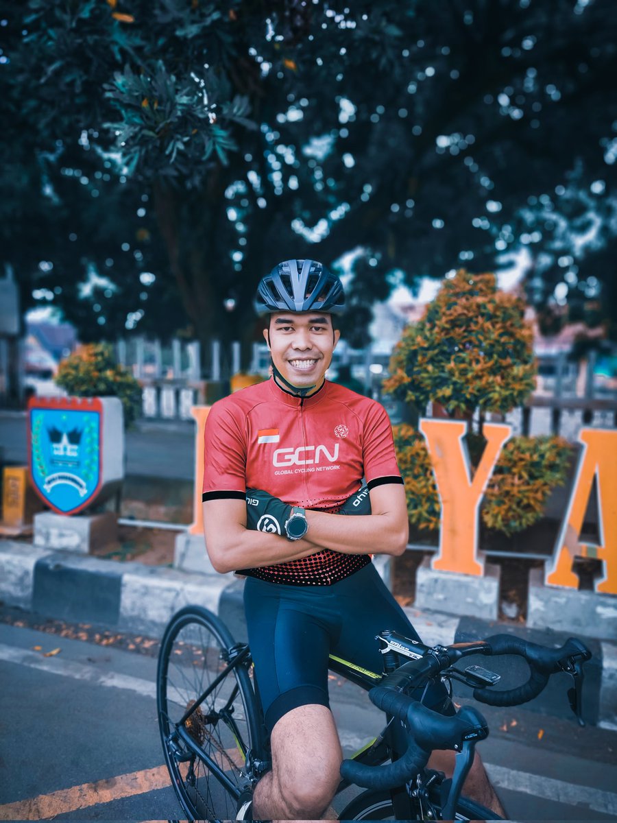rozipiliang's tweet photo. Orang yang sama,, pose yang sama, sepeda yang sama, dengan jersey yang berbeda. #cyclinglife https://t.co/H9o9wVrn44