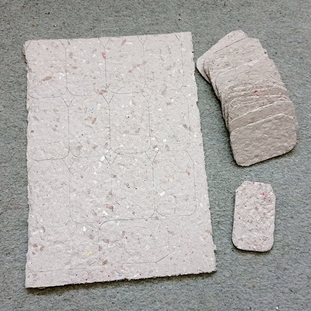 emilimagine's tweet photo. Making tags with my own recycled paper.

#paperdiy #paperart #papermaking #paperrecycling #papertags https://t.co/G5l7Gob5sF