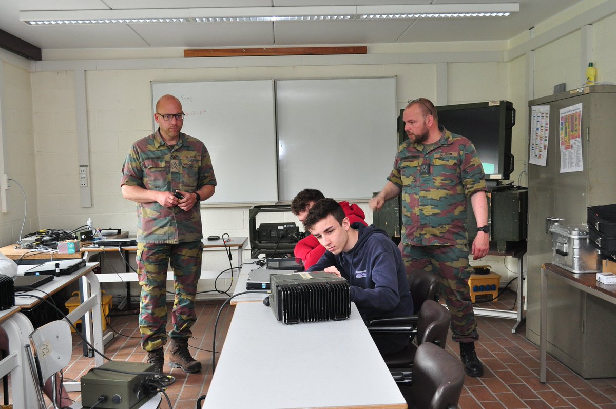 Ce 05 mai, les élèves de 5e et 6e se sont rendus au camp militaire pour visiter la section 4 Gp CIS.
Les élèves ont pu découvrir, via des mises en situation, le métier d'informaticien dans le cadre militaire.
Merci au groupe 4 Gp CIS nos élèves garderont un excellent souvenir