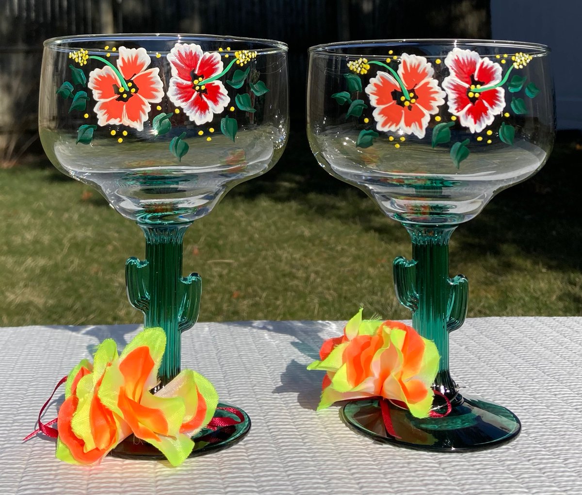 ipaintitpretty's tweet photo. Red and orange flowers are so Summery https://t.co/Y1fZ5lDCJQ #margaritaglasses #cactusstemglasses #birthdaygift #TMTinsta #fungiftideas #summerglasses #handpaintedglasses #retirementgift #etsyfinds https://t.co/DUulSpzF9d