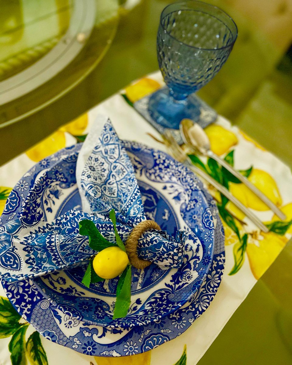 PortmeirionGrp's tweet photo. #SpodeBlueItalian and pops of yellow - a bright and cheerful way to start off #TablescapeTuesday. 🍋
📷: @ze_cookyn on IG https://t.co/AQp858Ugck
