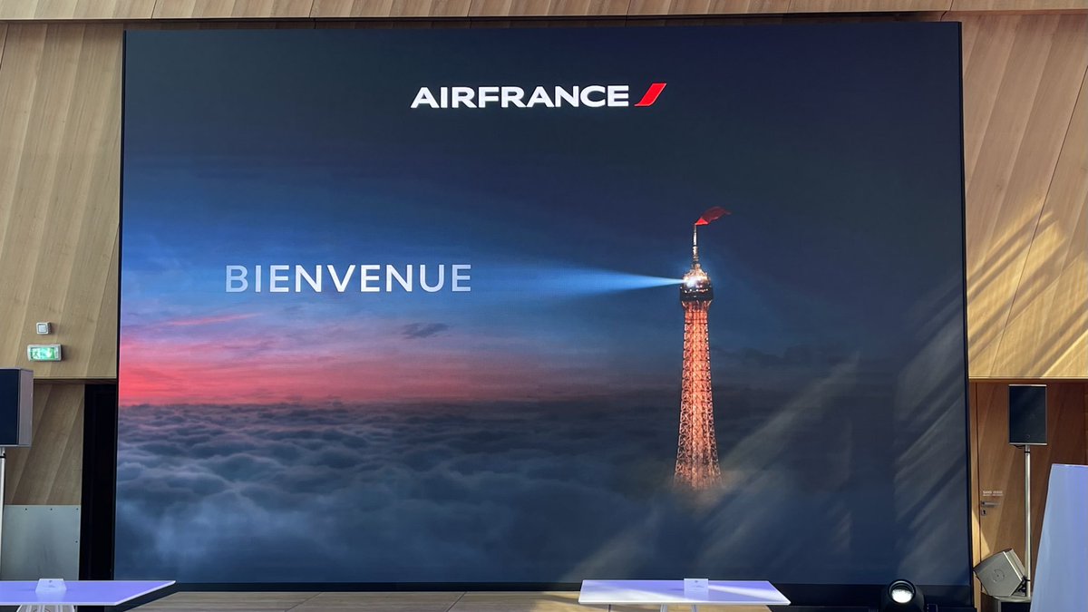 AFnewsroom's tweet photo. [THREAD] La conférence de presse présentant une nouvelle étape majeure de notre montée en gamme long-courrier va bientôt débuter. A suivre ici ! ⤵️ #AirFranceTourEiffel https://t.co/E9SXn3FxYQ