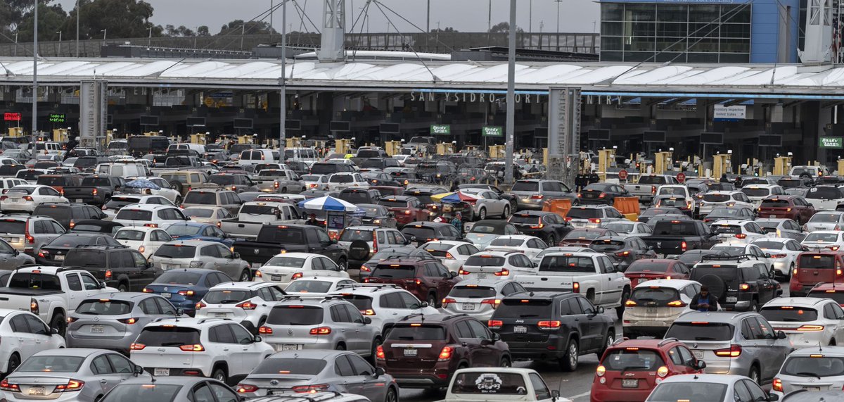 MattMargaras's tweet photo. @RaduTheSecond 🇲🇽 - 🇺🇲
Cars line up on the Mexican side of the San Ysidro crossing port at the U.S.-Mexico border in Tijuana, Mexico.
#headach 💊😭 https://t.co/jskZYhszCI