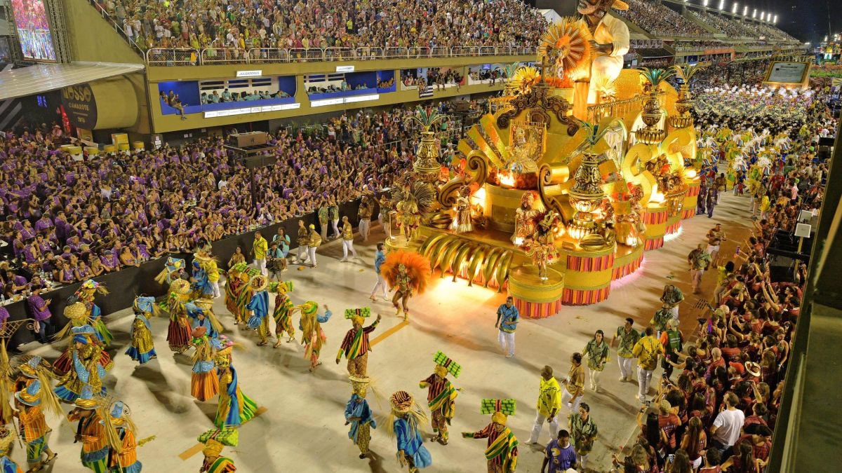 SabrinaenPeru's tweet photo. El Carnaval de Rio 🇧🇷tiene una duración de cuatro días en los cuales las escuelas de Samba se dan cita para competir, y en donde la ciudad recibe visitantes de todo el mundo, recibiendo 6 millones de turistas! 
#DescubreElMundoconAVGE 
#Brasil https://t.co/32RkfSYQCT