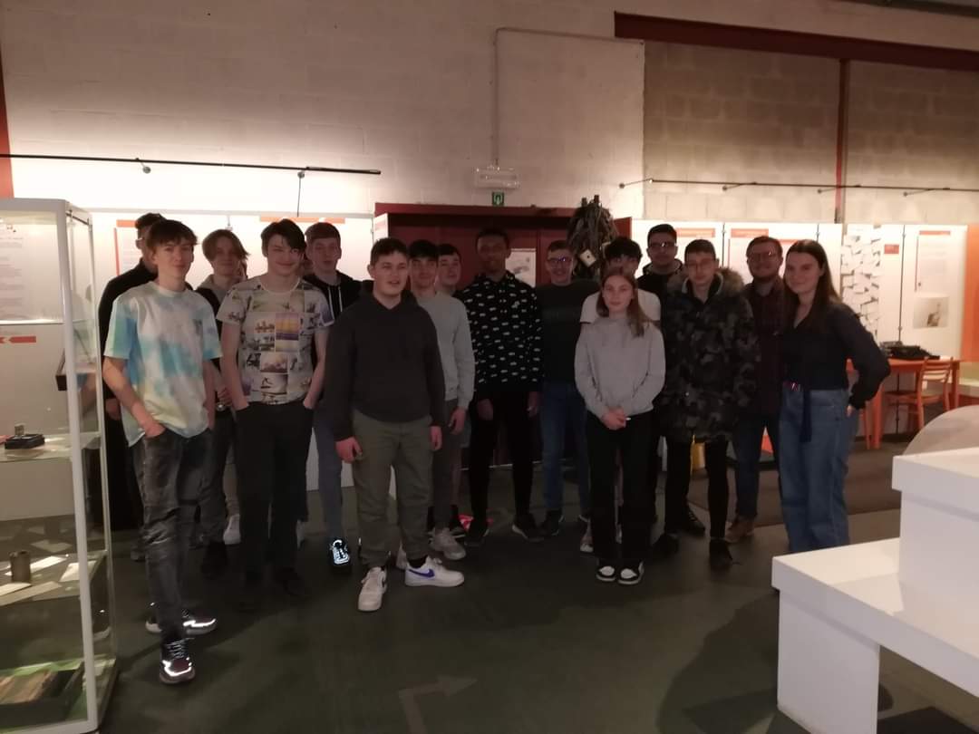 Le 21 avril, nos 3e se sont rendus au Computer museum NAM-IP.
Lors de cette journée les élèves ont découvert les différentes époques de l'histoire de l'informatique.
Ensuite un atelier "Chiffrer et décrypter avec Enigma" a permis aux élèves de comprendre les bases du chiffrement.