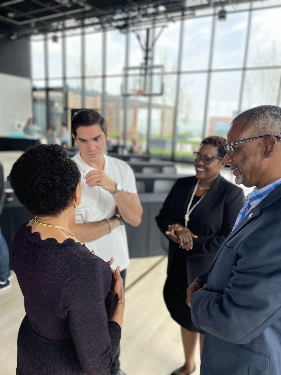 vkrussell's tweet photo. Congratulations to @Brett_FTXUS and the entire team on the official opening of the https://t.co/uIZplZGPZd office in Chicago. Bold plans to bank the unbanked in partnership with @chicagosmayor will make a tremendous impact. Well done! https://t.co/cau8Ad60Om