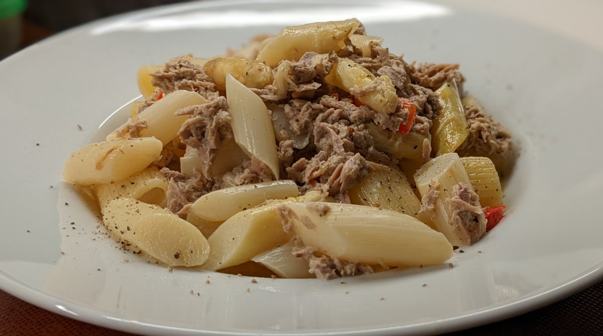 HrAhlers's tweet photo. #WirKochen
Penne mit Spargel und Thunfisch.
Nach Alfred #Biolek eigentlich mit grünem Spargel, sieht dann bunter aus. Aber weißer schmeckt auch. 😋 https://t.co/FiTMpCIcje