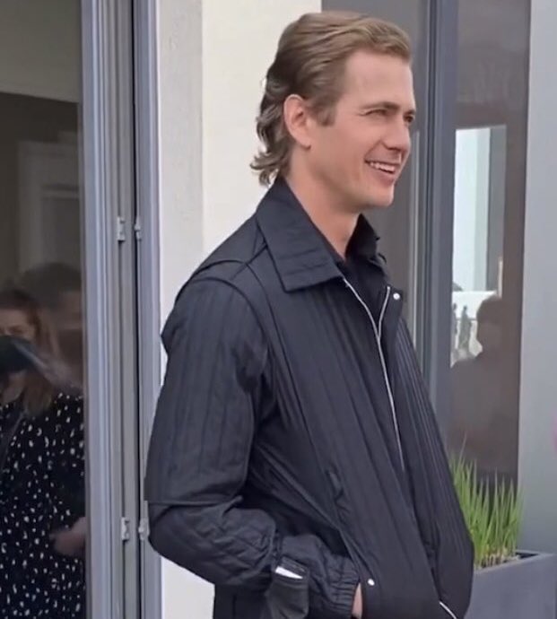 ANIS0KAS's tweet photo. hayden showing up for obi-wan kenobi press wearing a #darthvader inspired outfit is giving everything it needs to give !! https://t.co/aLNuPWPrSP