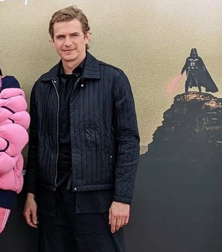 ANIS0KAS's tweet photo. hayden showing up for obi-wan kenobi press wearing a #darthvader inspired outfit is giving everything it needs to give !! https://t.co/aLNuPWPrSP