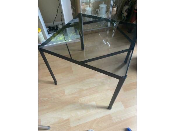 Modern glass side table / coffee table  gumtree.com/p/for-sale/mod…