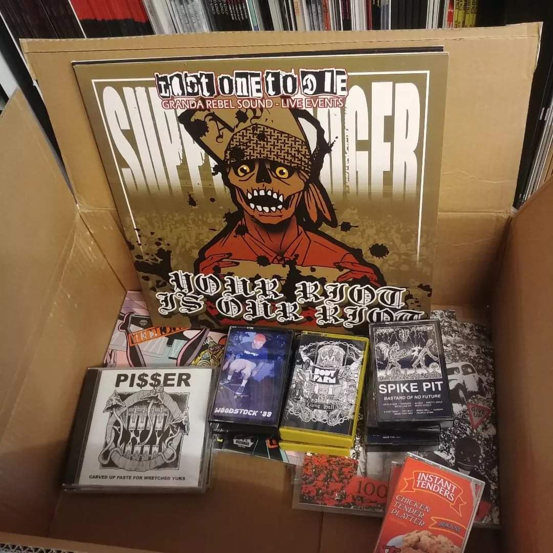 AllAgesRecords's tweet photo. Thanks to @Serialbowlrec for a box of their fine releases - including a great comp and a live Cress / Andy T, also the amazing @Onlookertheband presenting their unique take on post-punk / Krautrock ... really great releases! https://t.co/RCbabN1K9G