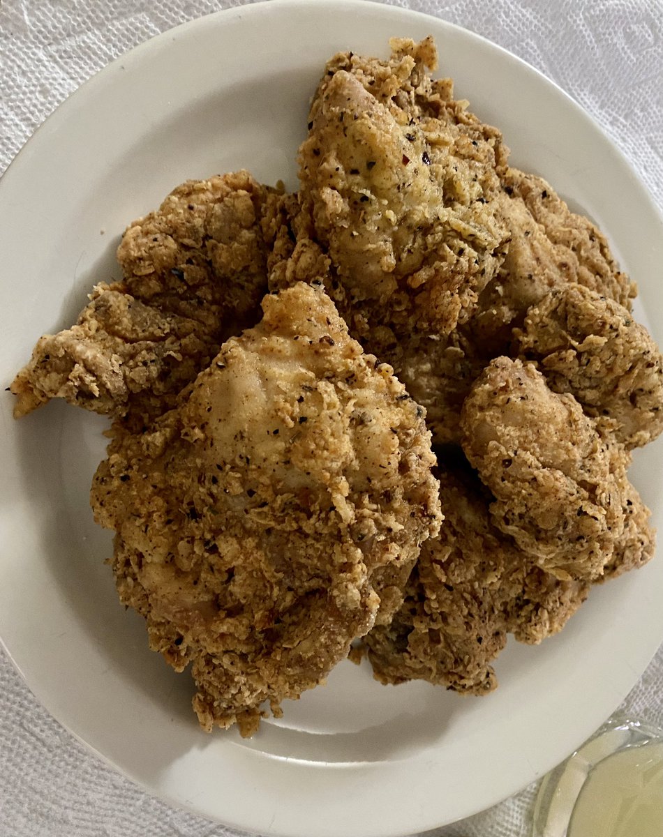 OolaFanForever's tweet photo. Today is the perfect time for some delicious #homemadefriedchicken with #Limonata #Sanpellegrino. Still perfecting my recipe, but this is much better than store bought. #friedchicken #Spring #Pellegrino โค๏ธ๐๐๐๐ธ๐ https://t.co/QCyi0frZoa