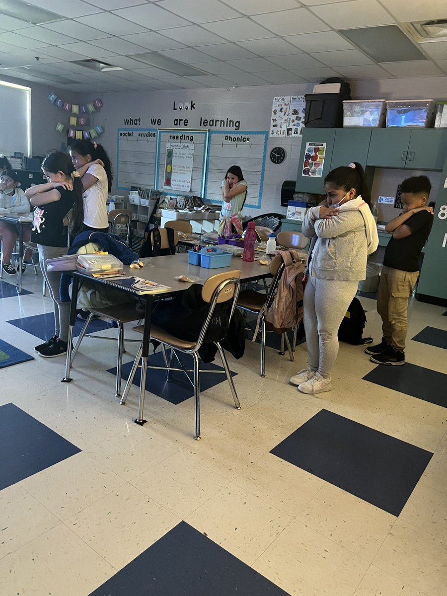 ThomasEdisonES's tweet photo. Ms. King's class taking a moment to melt after working so hard out at recess for their Tune-In To You Tuesday!!! @MNPS_kidshealth #MNPSWellnessWeek2022 #EdisonElementary #MNPSWellnessWeek2022 #tuneintoyoutuesday https://t.co/yXzz18VrQ5