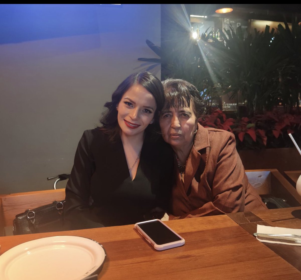 A mi madre le debo todo lo que soy y todo lo que seré, pues con su amor y paciencia ha logrado hacer una gran familia. 
Así como ella, muchas madres de familia se esfuerzan día a día para sacar adelante a sus hijos!!Feliz día a todas las mamis en su día.!!! 
❤️❤️❤️❤️❤️❤️❤️❤️❤️