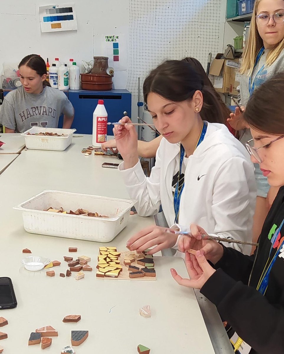 Escolaelcim's tweet photo. 🇪🇺𝐃𝐀𝐘 𝟐 ~ Tallers variats i un esmorzar típic. Hem gaudit tots plegats jugant a hoquei, l’esport de la ciutat! #escolaelcim #terrassa #ErasmusPlus
#etwinninig_europe
#ErasmusPlusES
#MiErasmusPlus
@sepie_gob
#activecreativeenterprising https://t.co/v3vNYRQnix