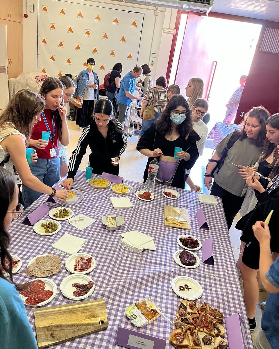 Escolaelcim's tweet photo. 🇪🇺𝐃𝐀𝐘 𝟐 ~ Tallers variats i un esmorzar típic. Hem gaudit tots plegats jugant a hoquei, l’esport de la ciutat! #escolaelcim #terrassa #ErasmusPlus
#etwinninig_europe
#ErasmusPlusES
#MiErasmusPlus
@sepie_gob
#activecreativeenterprising https://t.co/v3vNYRQnix