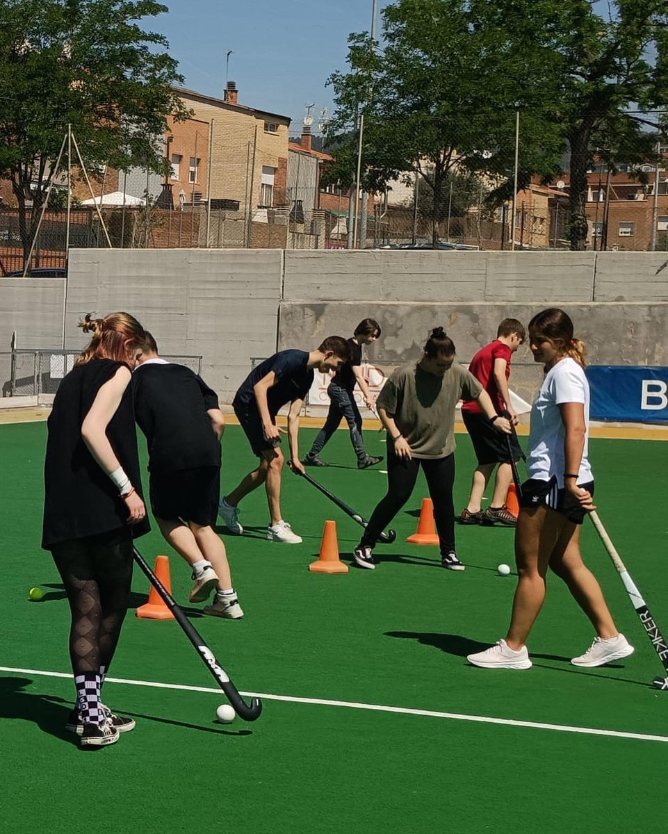 Escolaelcim's tweet photo. 🇪🇺𝐃𝐀𝐘 𝟐 ~ Tallers variats i un esmorzar típic. Hem gaudit tots plegats jugant a hoquei, l’esport de la ciutat! #escolaelcim #terrassa #ErasmusPlus
#etwinninig_europe
#ErasmusPlusES
#MiErasmusPlus
@sepie_gob
#activecreativeenterprising https://t.co/v3vNYRQnix