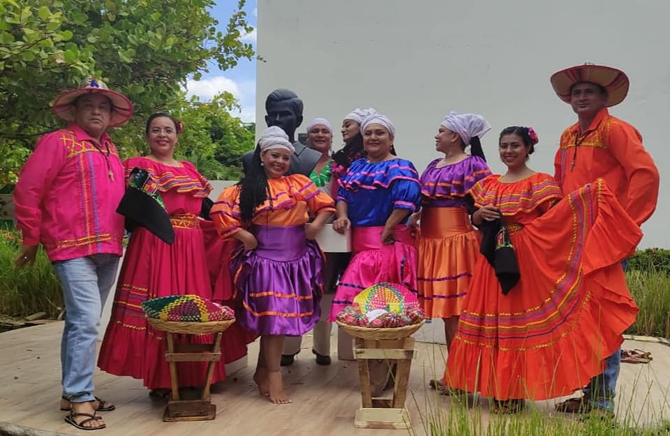 UNIdeNicOficial's tweet photo. Acto cultural docente en homenaje a Sandino, con el lema "Los docentes en defensa de la cultura y la dignidad nacional", organizado por la #FEPDES en el histórico auditorio XII de la @UNANManagua  
#39UNI
#SomosOrgullosamenteUNI❤️ https://t.co/ME8fDHYTRo
