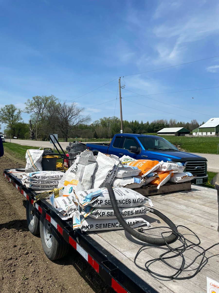 First PKP <a href="/PioneerSeedsCA/">Pioneer Seeds Canada</a> plot in the ground for #plant22! Loving the heat finally 🔥🔥 95-100 day corn 🌽 hybrids! #finallyspring #bringontheheat #FullSend <a href="/Willowgrove_Ag/">Willowgrove Ag Services</a>