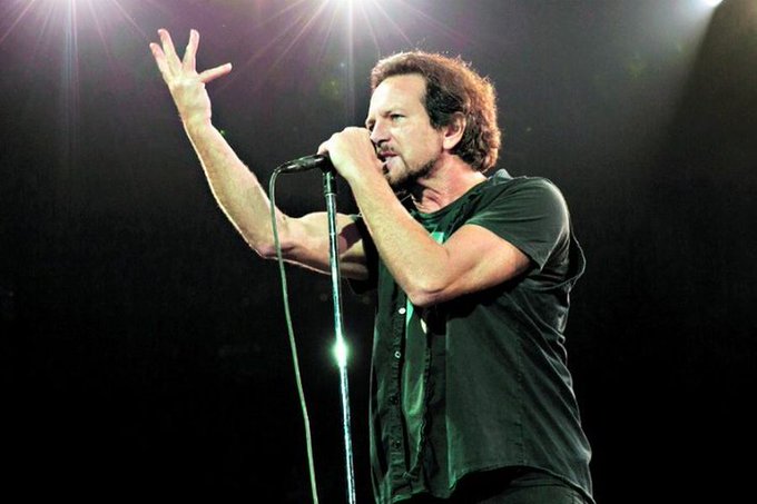 latercera's tweet photo. #LaTerceraPM | Pearl Jam vuelve a Chile con show en marzo de 2023 https://t.co/XM68UNcTBv https://t.co/auaOfuhM4P